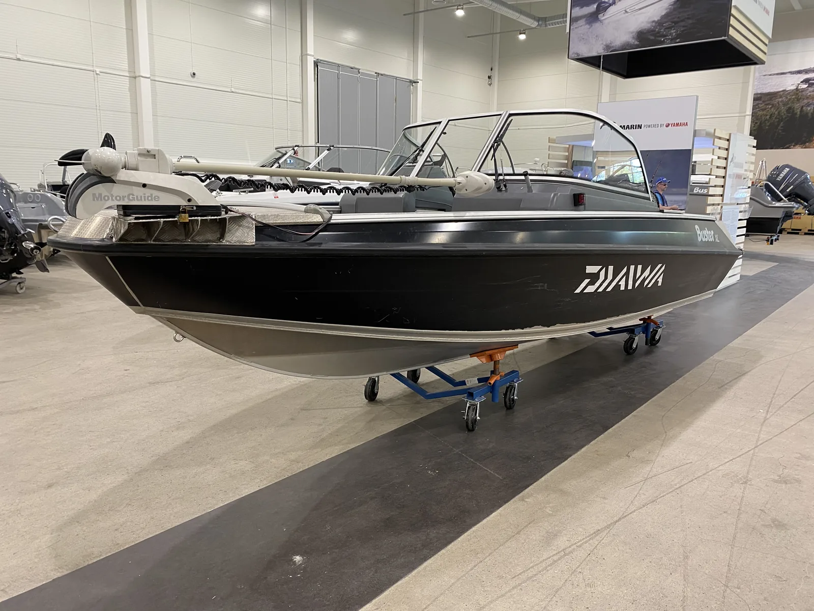Svart fiskebåt med vit Daiwa-dekor på skrovsidan.