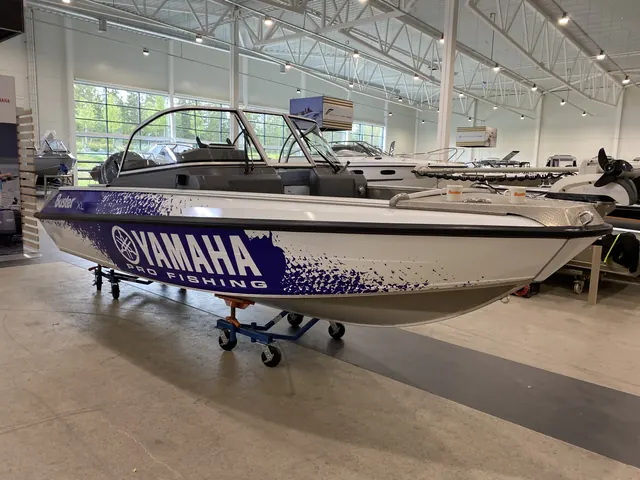 Vit och lila båtdekor med Yamaha Pro Fishing-profilering.