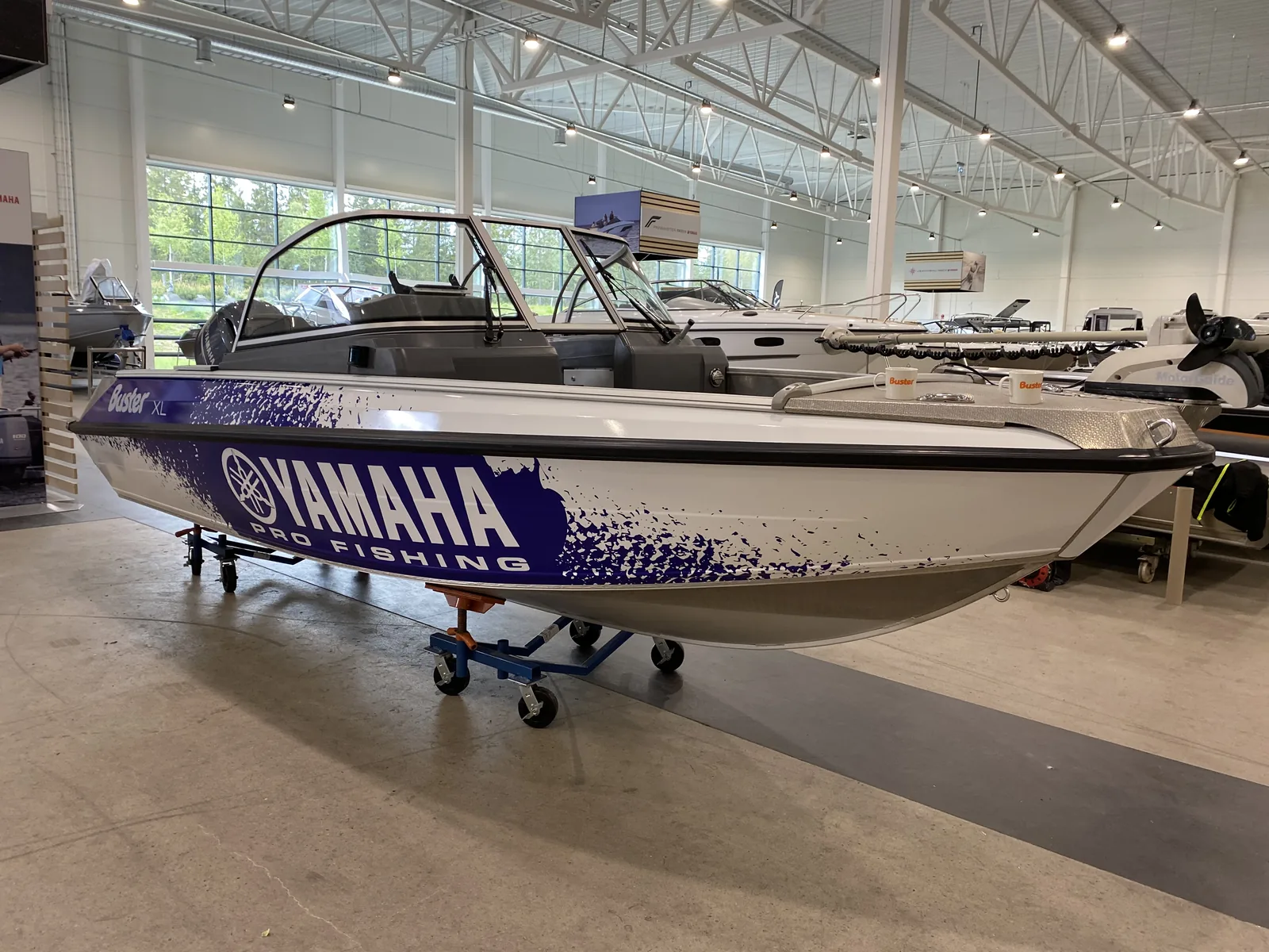 Vit och lila båtdekor med Yamaha Pro Fishing-profilering.