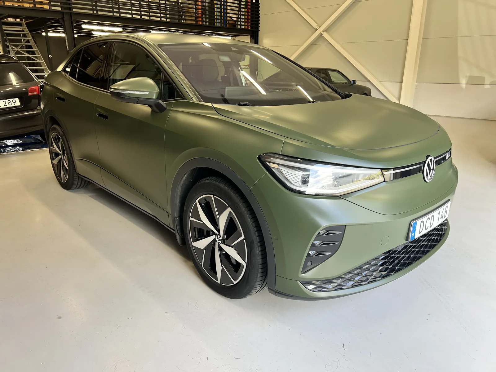 Grön Volkswagen med matt uttryck och mörka detaljer.