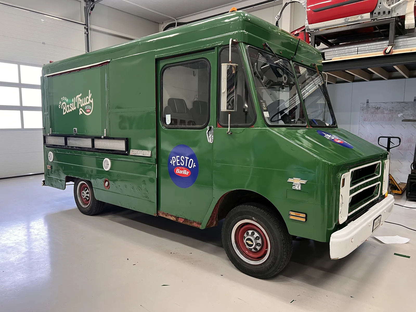 Grön foodtruck med tydlig varumärkesdekor och serveringslucka.