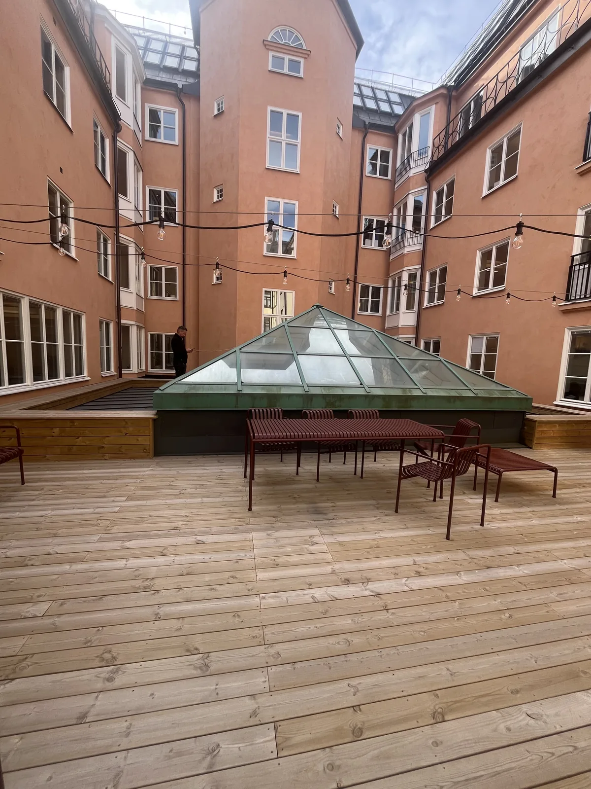 Glasat tak på en innergård – ett av våra uppdrag inom fastighetsfilm.