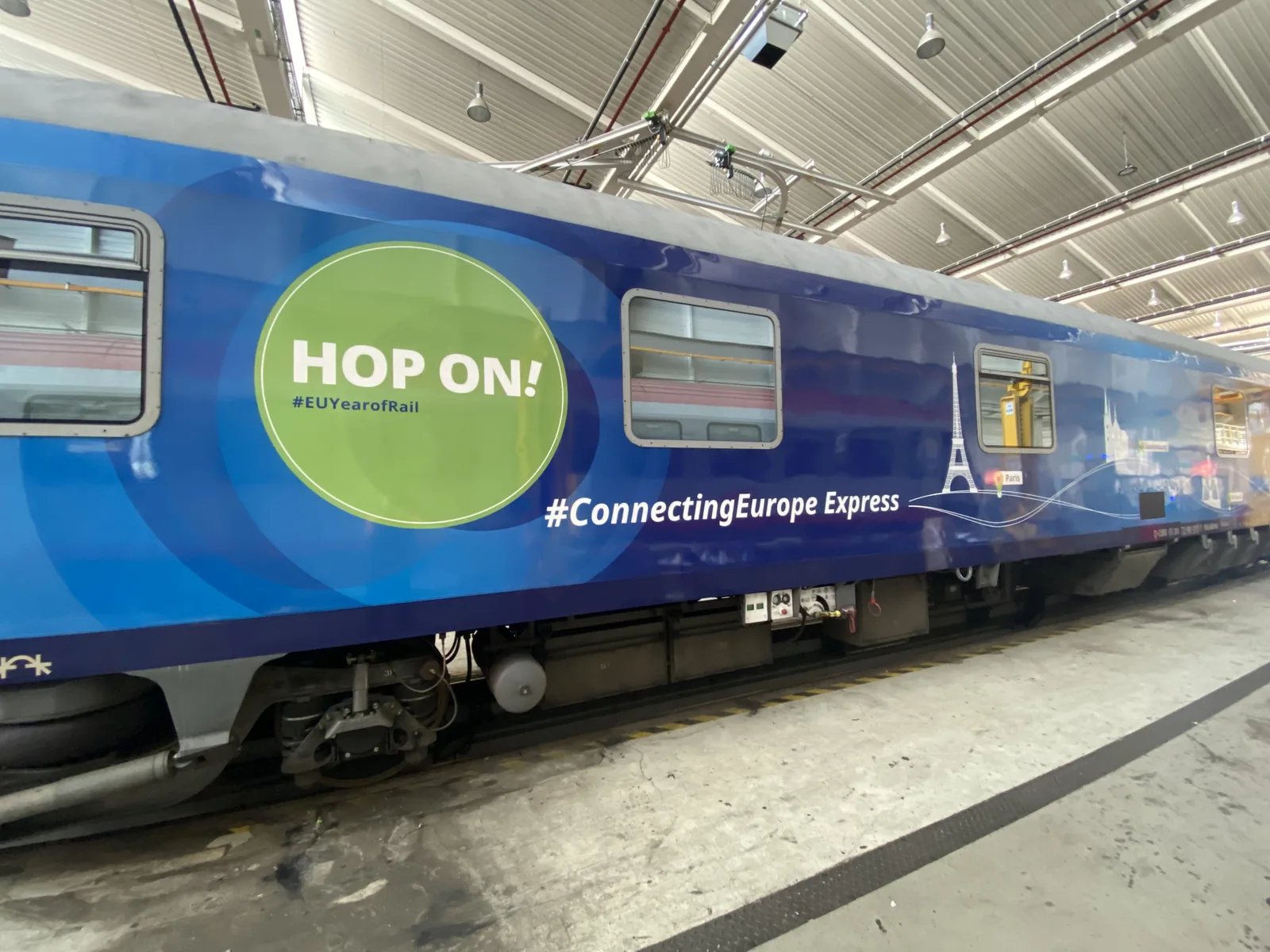 Tågdekor med budskapet HOP ON! och Connecting Europe Express.