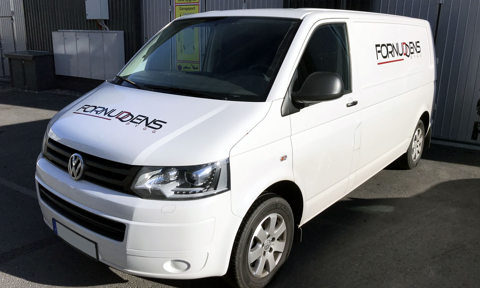Vit VW Transporter med företagsdekor för Fornuddens Bygg, utförd av Autostripe
